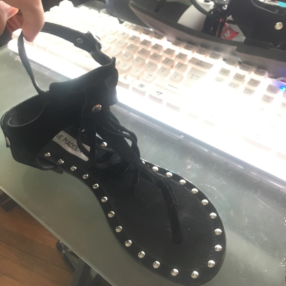 STEVE MADDEN sandals with studs and belt buckle.
